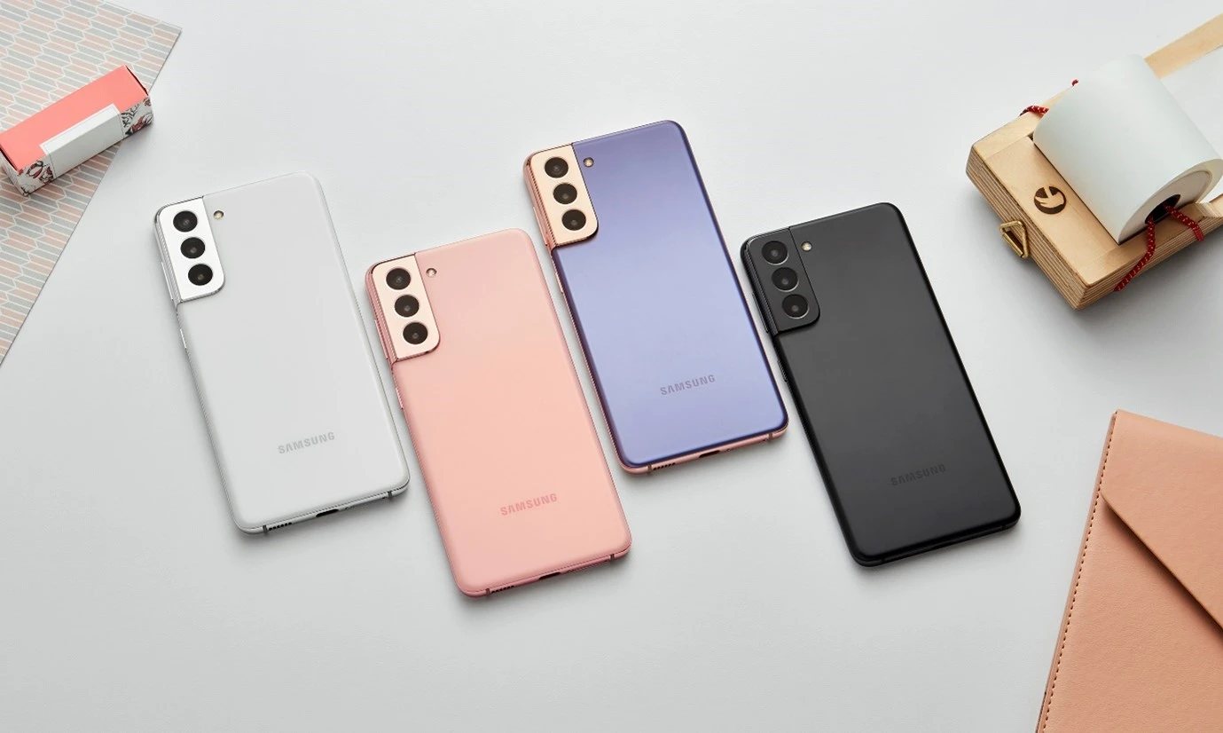 A linha de smartphones topo de linha da Samsung, a Galaxy S21, já começou a receber a nova atualização com o Android 12 e One U.I 4.0!