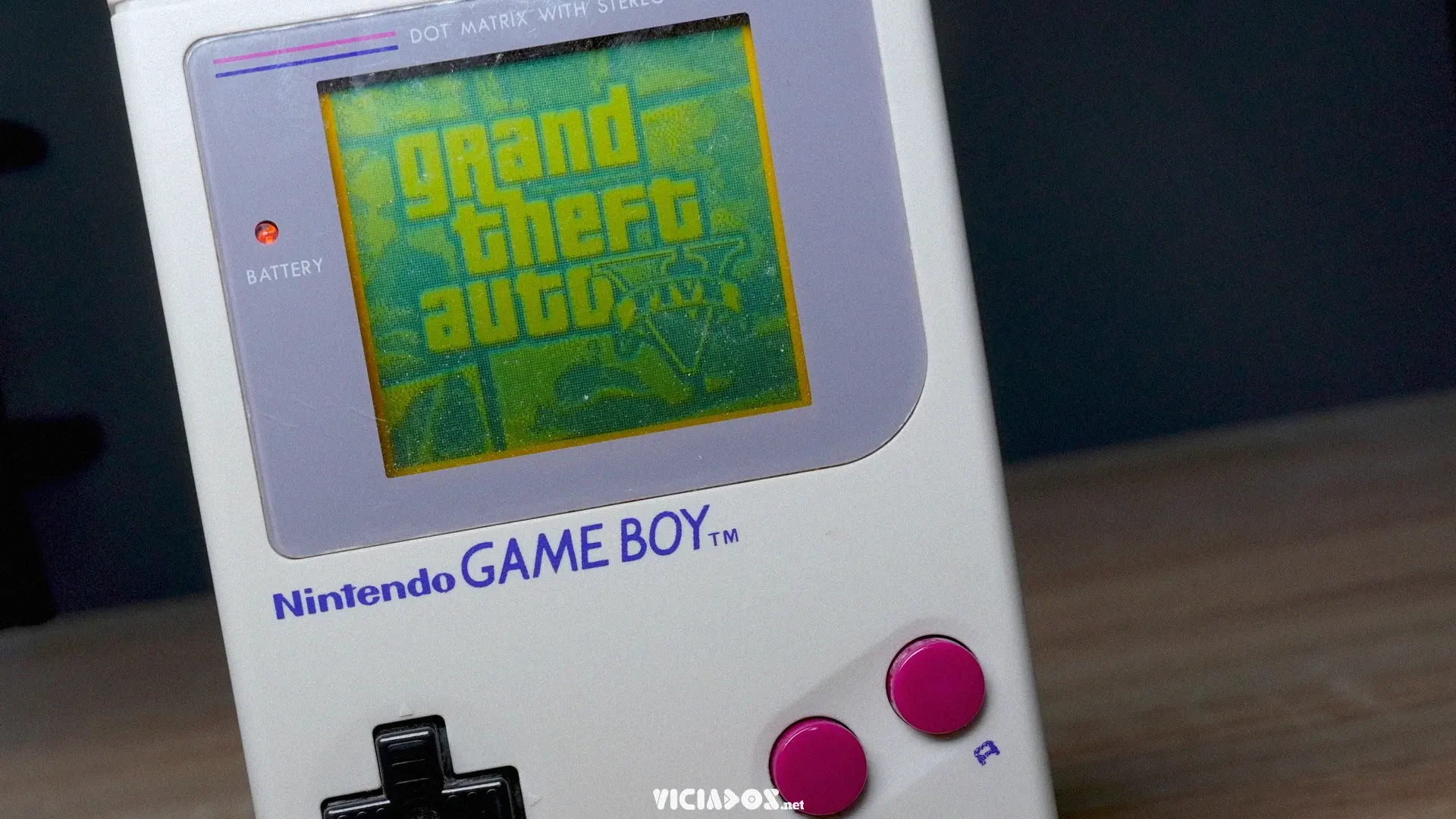 Grand Theft Auto V (GTA 5) foi lançado originalmente para PlayStation 3 e Xbox 360, no entanto, um fã decidiu levar o jogo para um console totalmente inesperado, o Game Boy da Nintendo.