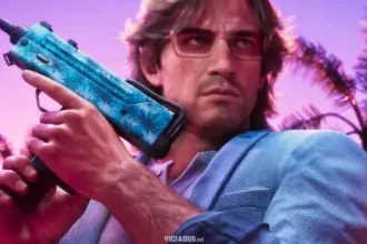 Homem com óculos e cabelo comprido segurando uma arma futurista, em um cenário externo sob luz intensa