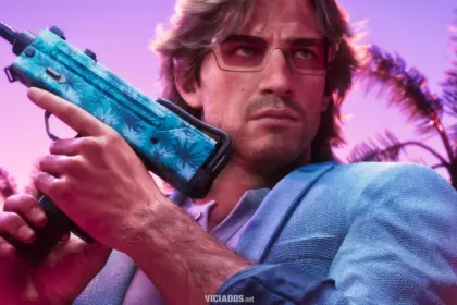 Homem com óculos e cabelo comprido segurando uma arma futurista, em um cenário externo sob luz intensa