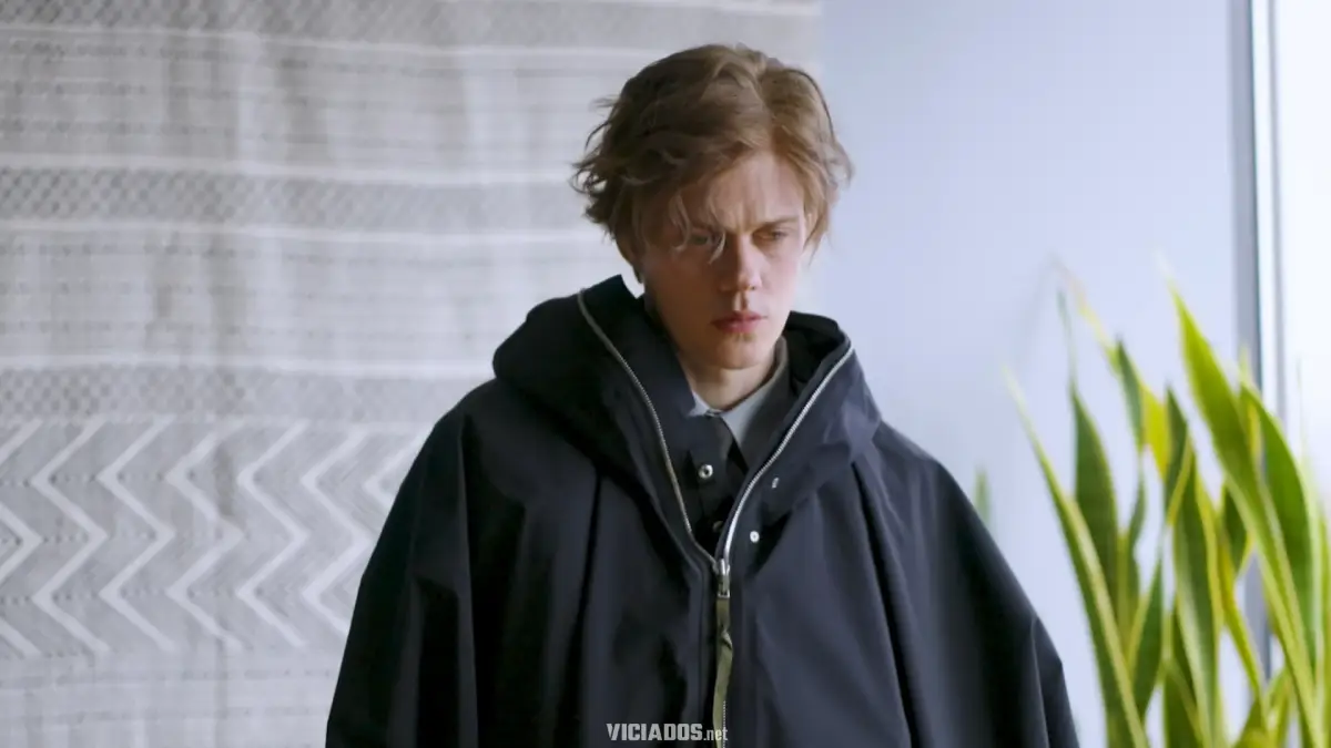 Bill Skarsgard em material promocional de Physint