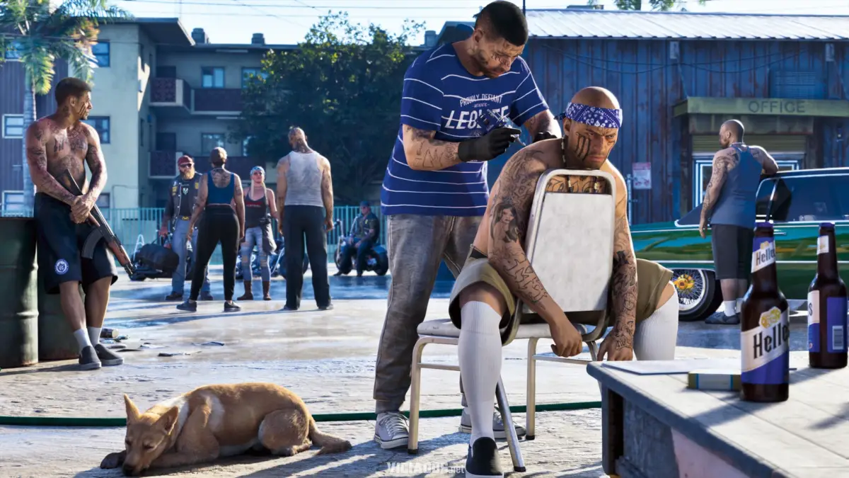 GTA 6 | Perfil criminal vai de "Profissional" a "Irrecuperável"; entenda o sistema de moral de Jason e Lucia 18 GTA 6: membros de uma gangue de Leonida fazem tatuagem enquanto um cachorro descansa ao sol