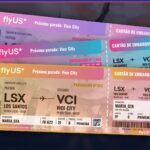 Três bilhetes da FlyUS para Vice City sobre o letreiro de Vice City de GTA 6