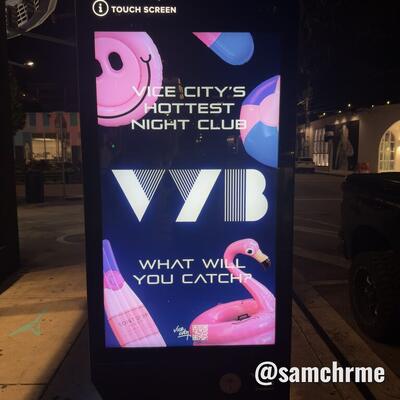 Anúncios de Vice City nas telas digitais de Miami (foto 18 de @samchrme)