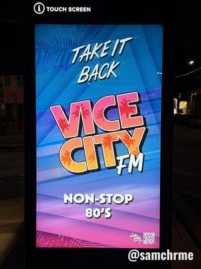 Anúncios de Vice City nas telas digitais de Miami (foto 20 de @samchrme)