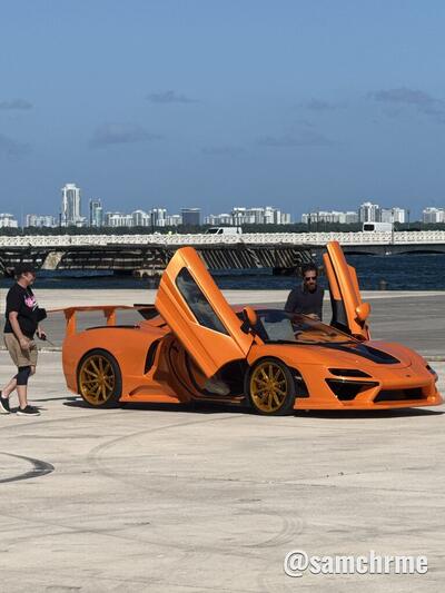 Carros temáticos de GTA 6 rodando por Miami (foto 6 de @samchrme)