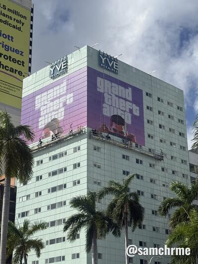 GTA 6 no centro de Miami: quiosque digital e lona gigante no Hotel YVE (foto 6 de @samchrme)