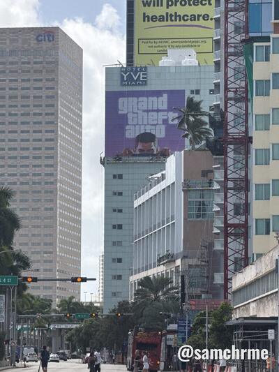 GTA 6 no centro de Miami: quiosque digital e lona gigante no Hotel YVE (foto 5 de @samchrme)
