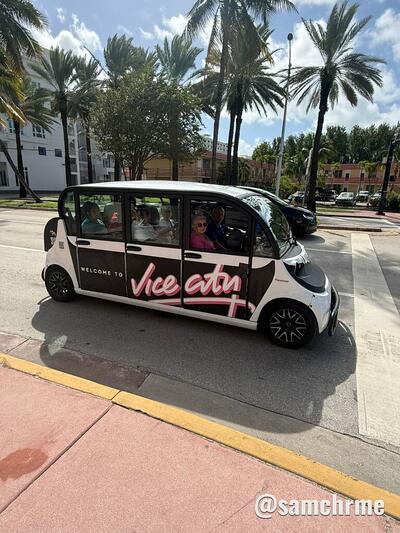 Carrinho "Welcome to Vice City" circula por Miami Beach (foto 1 de @samchrme)