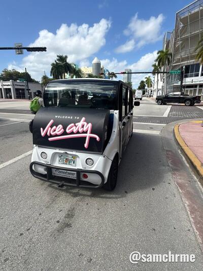 Carrinho "Welcome to Vice City" circula por Miami Beach (foto 3 de @samchrme)