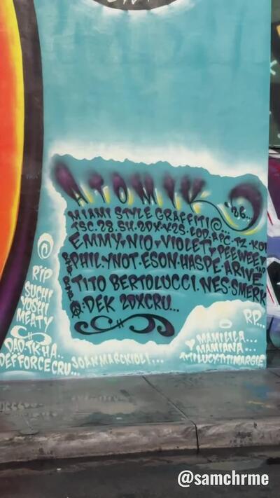 Vídeo de perto do selo "Vice Dale County, Leonida" e da assinatura do Atomik no mural de Wynwood