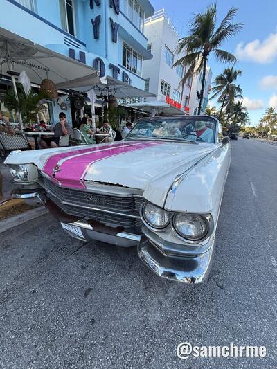 Cadillac de Scarface branco com faixas rosa de GTA 6 estacionado em frente ao Colony Hotel, em Ocean Drive