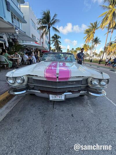 Frente do Cadillac 1963 de Tony Montana com faixa rosa e placa GTA VI em Ocean Drive, Miami Beach