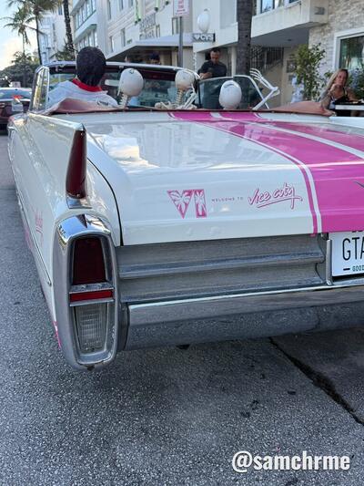 Porta-malas do Cadillac de Scarface com o logotipo VI e a assinatura Welcome to Vice City