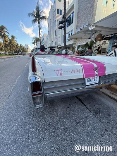 Traseira do Cadillac de Scarface com as cores de GTA 6 e os hotéis de Ocean Drive ao fundo