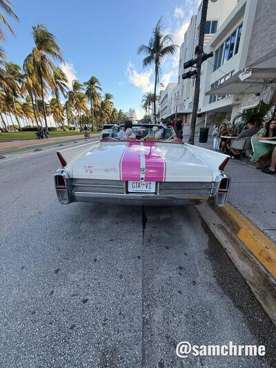 Traseira do Cadillac de Tony Montana com faixas rosa e placa GTA VI em South Beach