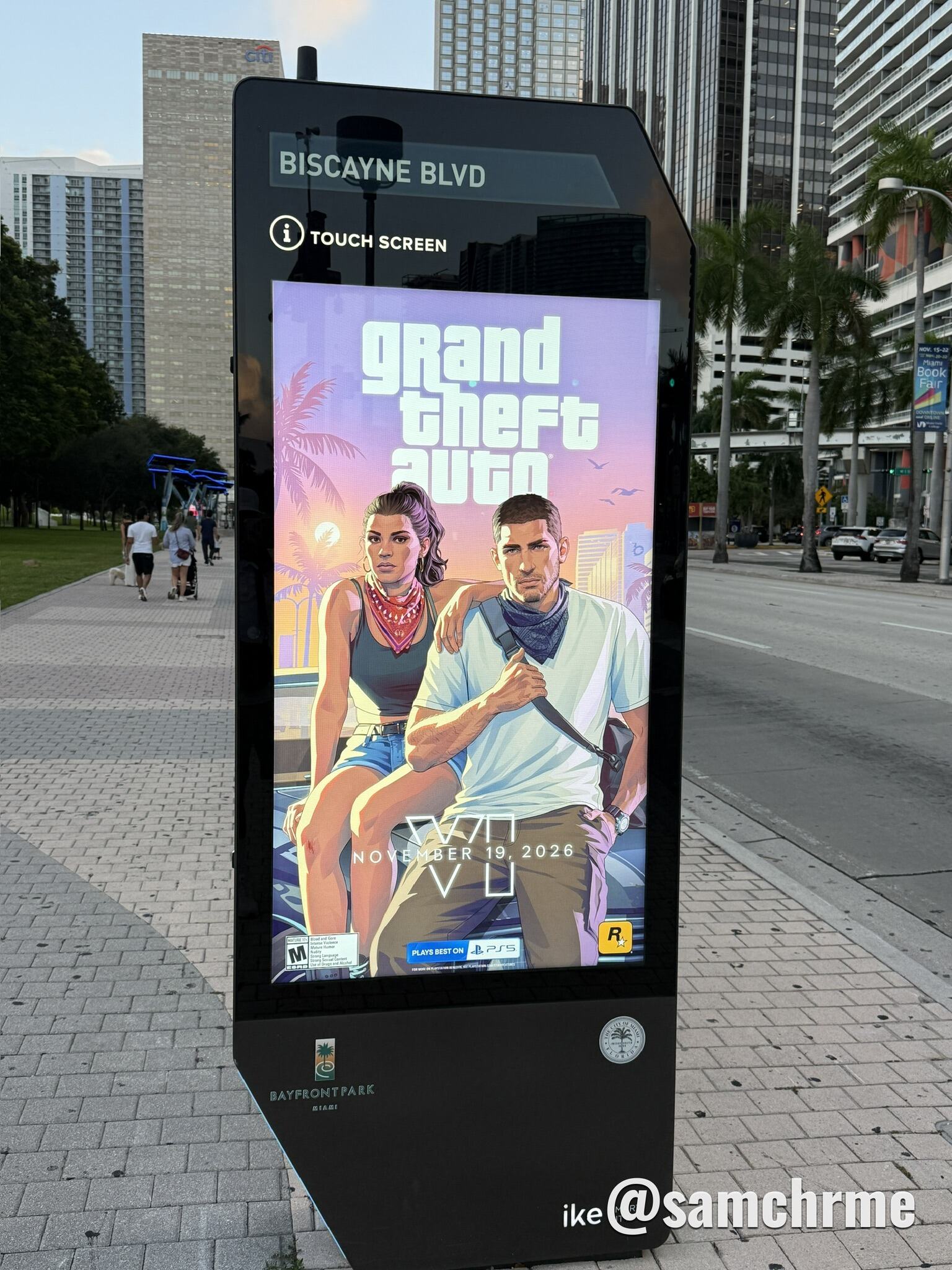 Quiosque digital da Biscayne Boulevard, em Miami, com a arte de GTA 6 e o casal de protagonistas na tela