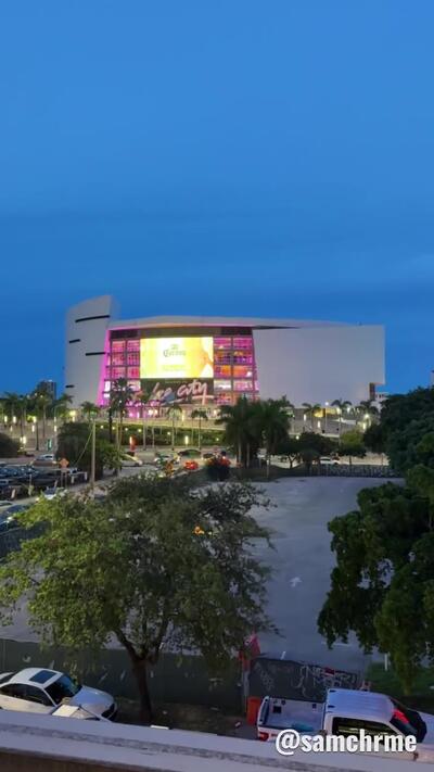 Kaseya Center ganha fachada rosa e o logotipo Vice City (vídeo 7 de @samchrme)