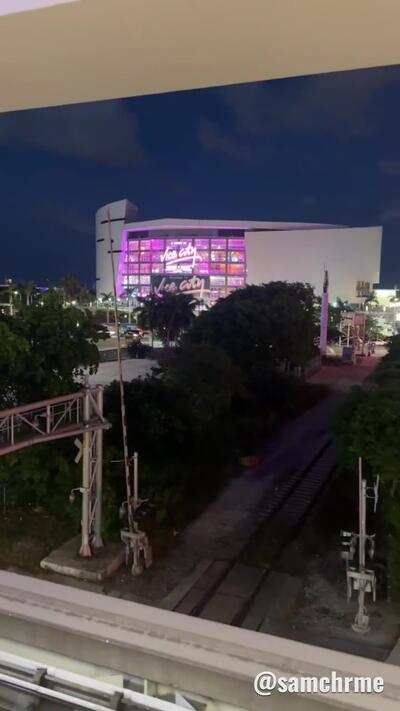 Kaseya Center ganha fachada rosa e o logotipo Vice City (vídeo 8 de @samchrme)