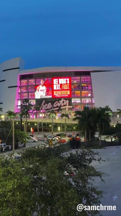 Kaseya Center ganha fachada rosa e o logotipo Vice City (vídeo 9 de @samchrme)
