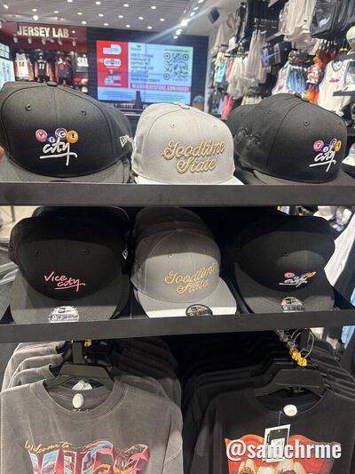 Parede de bonés pretos e bege com o logotipo Vice City bordado