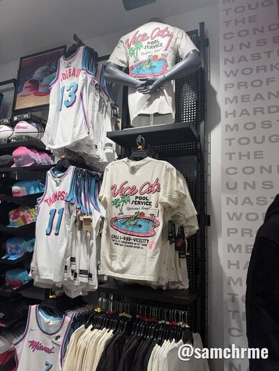Camisas de basquete e camisetas do Miami Heat com estampas de Vice City numa parede da loja