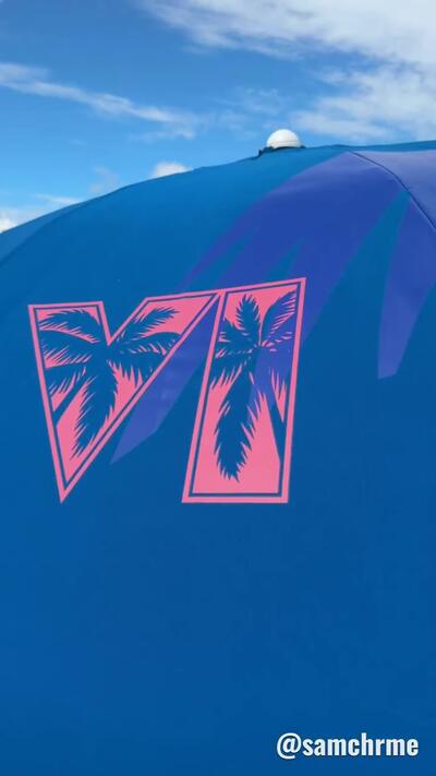 Boucher Brothers × GTA 6: cadeiras, guarda-sóis e tendas Vice City em Miami Beach (vídeo 21 de @samchrme)