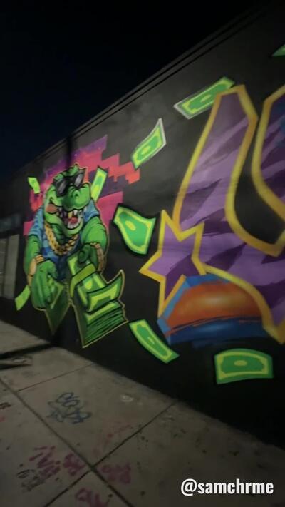 Mural do jacaré e da mulher com o saco de dinheiro, em Wynwood (vídeo 4 de @samchrme)