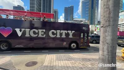 Ônibus "I ♥ Vice City" circulam pelo centro de Miami (vídeo 6 de @samchrme)