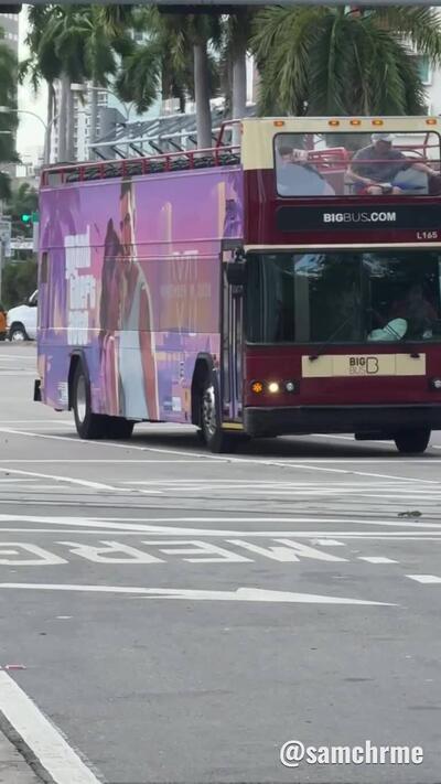 Ônibus "I ♥ Vice City" circulam pelo centro de Miami (vídeo 7 de @samchrme)