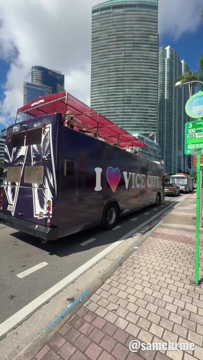 Ônibus "I ♥ Vice City" circulam pelo centro de Miami (vídeo 8 de @samchrme)