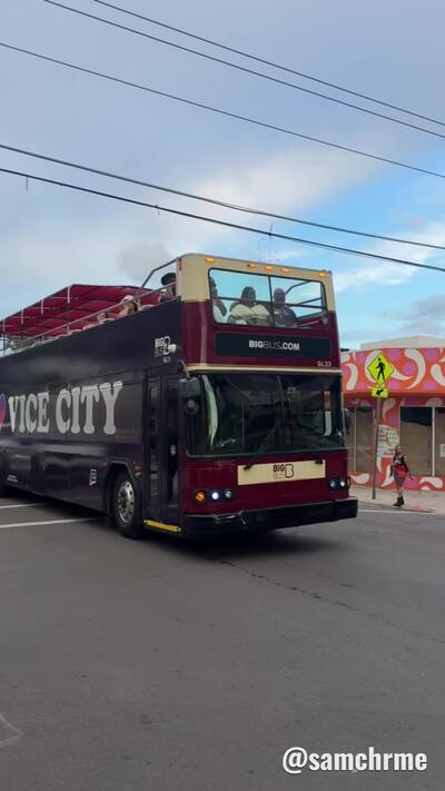 Ônibus "I ♥ Vice City" circulam pelo centro de Miami (vídeo 9 de @samchrme)