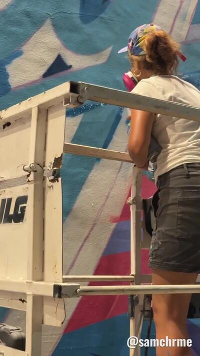 Mural "We ♥ Vice City", de Queen Andrea, em Wynwood (vídeo 7 de @samchrme)