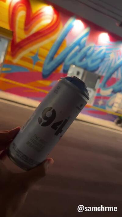 Mural "We ♥ Vice City", de Queen Andrea, em Wynwood (vídeo 9 de @samchrme)