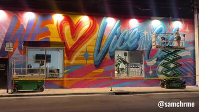 Mural "We ♥ Vice City", de Queen Andrea, em Wynwood (vídeo 10 de @samchrme)