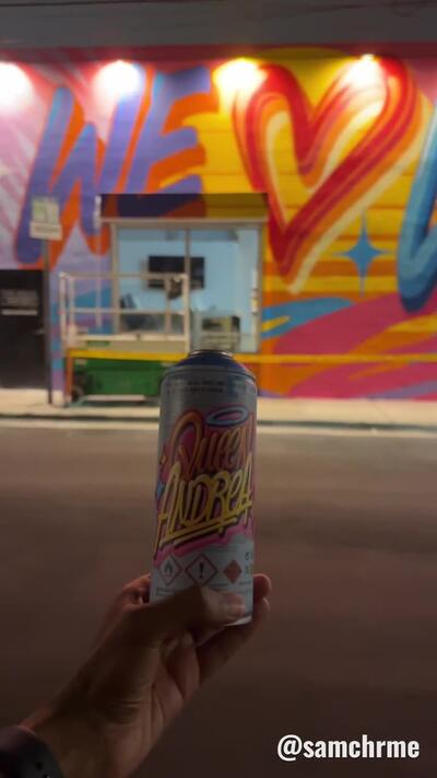 Mural "We ♥ Vice City", de Queen Andrea, em Wynwood (vídeo 11 de @samchrme)