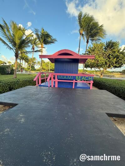 Torre de salva-vidas com as cores de GTA 6 vista do deque no Lummus Park, Miami Beach