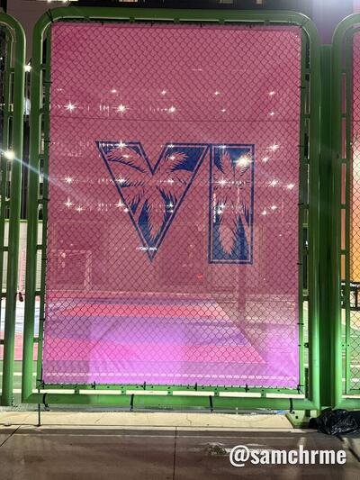 Lona rosa com o logotipo VI de GTA 6 em azul na grade da quadra do Underline, em Brickell