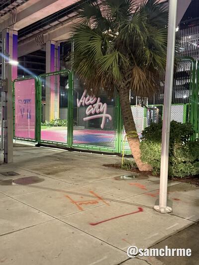 Grades verdes da quadra do Underline com lonas de Vice City e do VI, debaixo do metrô de Miami