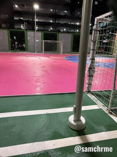 Piso rosa e azul da quadra de futebol do Underline, em Brickell, iluminada à noite