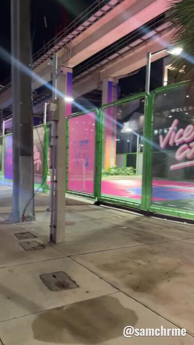 Vídeo a percorrer a quadra do Underline com as lonas de Welcome to Vice City e do VI de GTA 6